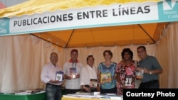 Autores cubanos de la editorial Entrelíneas, que dirige el escritor Pedro Pablo Álvarez Santiesteban (en la foto a la derecha). Foto: Luis Felipe Rojas.