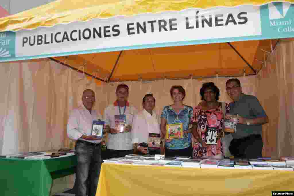 Autores cubanos de la Ed. Entrelíneas, que dirige el escritor Pedro Pablo Pérez Santiesteban (d).