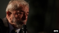 El expresidente brasileño Luiz Inácio Lula da Silva en un evento con miles de simpatizantes, en la plaza Santos Andrade, en Curitiba.