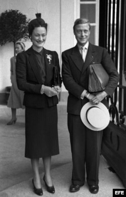 Los Duques de Windsor, Eduardo VIII y su esposa Wallis Simpson, posan a la entrada del Hotel Ritz, en Madrid.