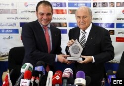 Fotografía de archivo fechada el 26 de mayo de 2014 que muestra al presidente de la FIFA, Joseph Blatter (d), junto al príncipe jordano, Alí bin Al-Hussein, durante una rueda de prensa en Amán, Jordania.