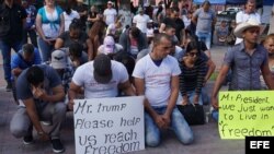 Cubanos varados en México se manifiestan frente a puente fronterizo con EEUU en Nuevo Laredo.