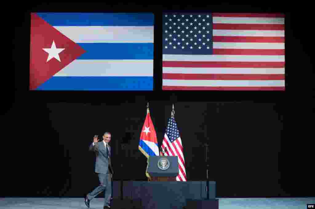El presidente de EEUU, Barack Obama, saluda antes de pronunciar un discurso en el Gran Teatro Alicia Alonso de La Habana, Cuba, el 22 de marzo del 2016.