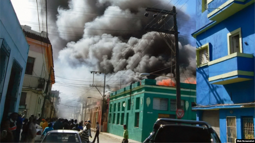 Incendio en los almacenes y oficinas del Fondo de Bienes Culturales de Centro Habana. (V. MORIN AGUADO/DDC) Diario de Cuba.