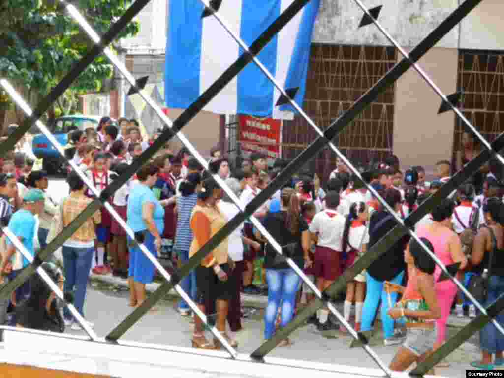 Grupos de niños aglomerados para participar en el acto de repudio a las Damas de Blanco el 7 de enero en La Habana. Foto cortesía de Ángel Moya Acosta.