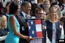 El presidente de Estados Unidos, Barack Obama, y su mujer, Michelle Obama (i), felicitan a la delegación paralímpica de EE.UU. en la Casa Blanca.