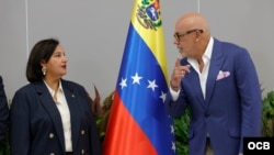 Dinorah Figuera presidenta Asambla Nacional 2015 y Jorge Rodríguez, presidente Asamblea Nacional chavista. (AP)