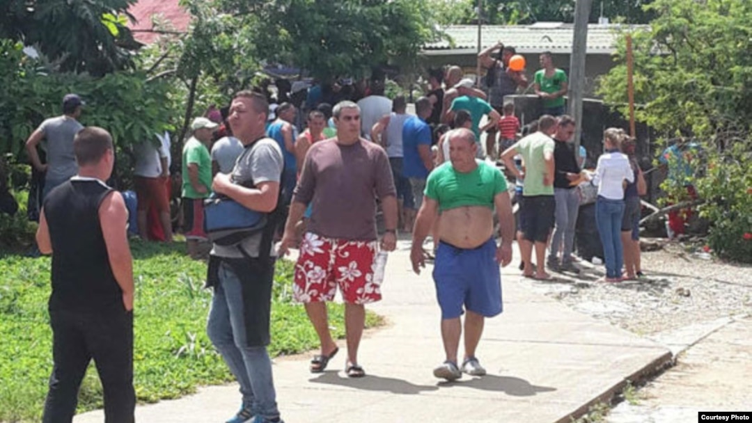 Migrantes cubanos en Puerto Obaldía en el momento pico de la crisis.