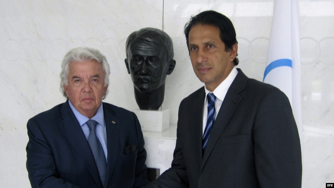 Danilo Carrera (i), presidente del Comité Olímpico Ecuatoriano y José Francisco Cevallos, ministro de Deportes de Ecuador