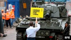 Shao Jiang, superviviente de los enfrentamientos de la plaza de Tiananmen de Pekín, se coloca delante de un tanque en Londres (Inglaterra), para recrear la famosa imagen del manifestante que se enfrentó solo a los tanques chinos en la plaza el 4 de junio 
