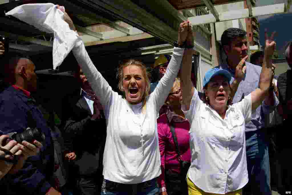 La esposa del alcalde mayor de Caracas, Antonio Ledezma, Mitzy Capriles (d), acompañada de la esposa del líder político venezolano encarcelado Leopoldo López, Lilian Tintori (i), asiste hoy, viernes 20 de febrero de 2015, a una manifestación para exigir su liberación.