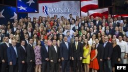 Mitt Romney (ci), posan para las fotos con voluntarios en la Convención Nacional Republicana en Tampa, Florida (EE.UU.). 