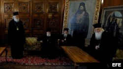 ARCHIVO. Sacerdotes ortodoxos búlgaros esperan durante la reunión del Patriarca de la Iglesia Ortodoxa búlgara, Máxim, con el presidente griego, Karolos Papoulias, en Sofia, Bulgaria.