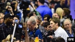El quaterback de los Patriots de New England Tom Brady se dirige a los medios.