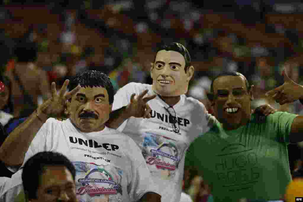 Aficionados a Venados de Mazatlán con máscaras de Obama, Peña Nieto y el Chapo Guzmán.