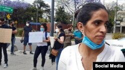 Anamely Ramos participa en la manifestación frente a la Embajada de Cuba en México. (Facebook/Claudia Padrón)
