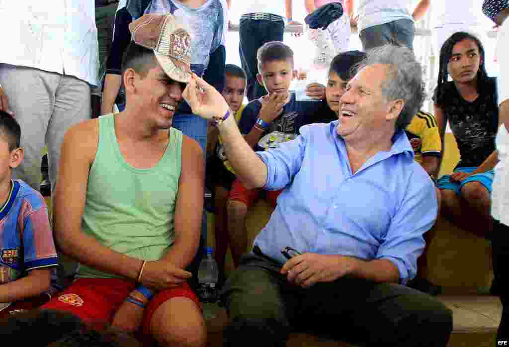 El secretario general de la Organización de Estados Americanos (OEA), Luis Almagro (d), bromea con un hombre hoy, sábado 5 de Septiembre de 2015, en el coliseo municipal del sector de La Parada, cerca a Cúcuta (Colombia), frontera con Venezuela.