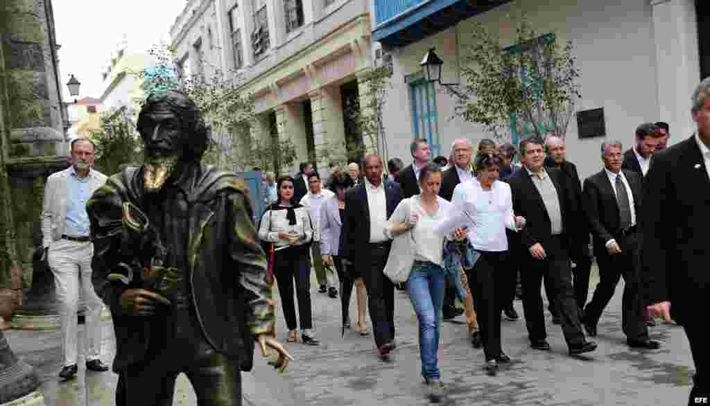 El ministro alemán de Economía, Sigmar Gabriel (2d), realiza un recorrido por el Centro Histórico de La Habana hoy, viernes 8 de enero de 2016, en La Habana. EFE