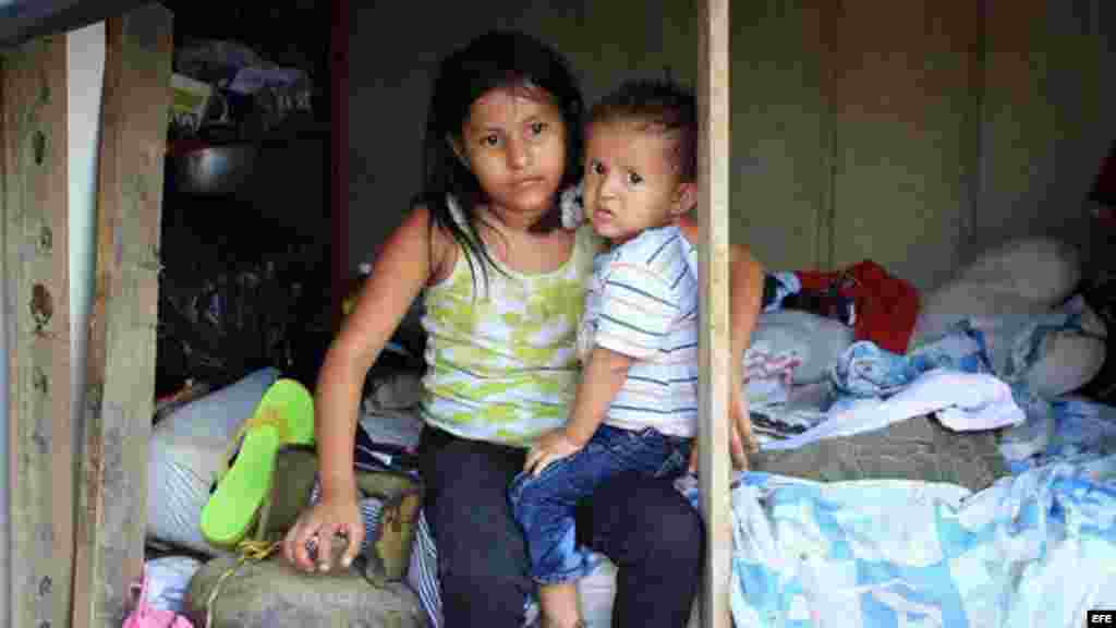 Niños colombianos deportados de Venezuela permanecen en el sector La Parada (Colombia)