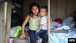 Niños colombianos deportados de Venezuela permanecen en el sector La Parada (Colombia)