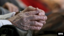 Detalle de las manos de una mujer mayor de edad. 