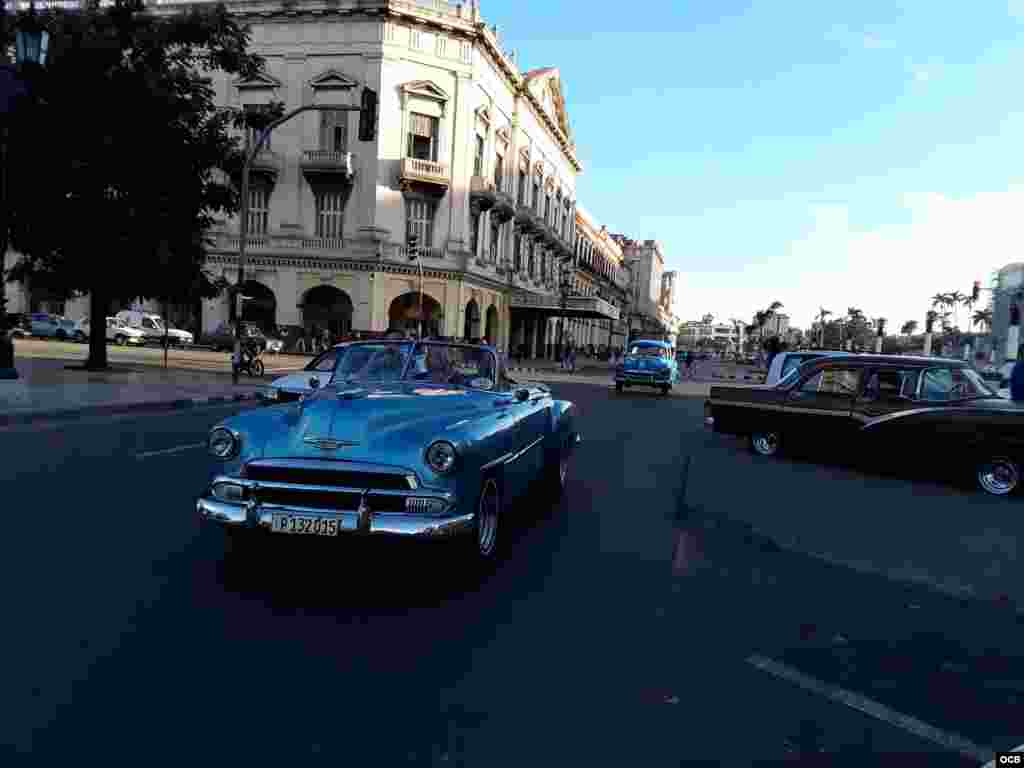 Chevrolet por La Habana a la espera de turistas.