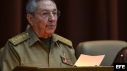  Raúl Castro, pronuncia un discurso durante las sesiones de la Asamblea Nacional del Poder Popular (parlamento) hoy, jueves 21 de diciembre, en La Habana.