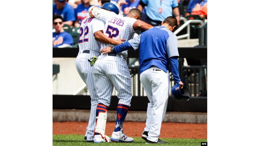 Yoenis Céspedes (c) sale del terreno luego de lastimarse este jueves, 27 de abril de 2017.