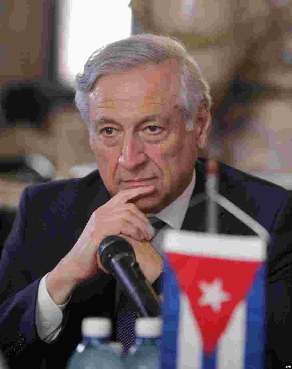 El ministro de Relaciones Exteriores de Chile Heraldo Muñoz participa en una reunión con su homólogo de Cuba Bruno Rodríguez (no en la foto) hoy, jueves 3 de septiembre de 2015, durante una reunión en la sede del ministerio en La Habana (Cuba).