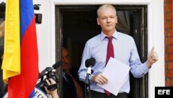 Archivo - El fundador de Wikileaks Julian Assange ofreciendo unas declaraciones desde el balcón de la embajada de Ecuador en Londres (Reino Unido). 