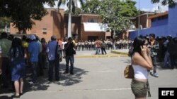 Familiares de reclusos aguardan a las puertas de la Morgue de Barquisimeto, Estado Lara (Venezuela)