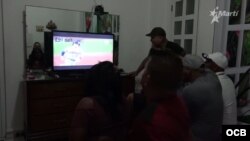 Cubanos miran en la televisión un juego de la Serie Mundial de las Grandes Ligas.
