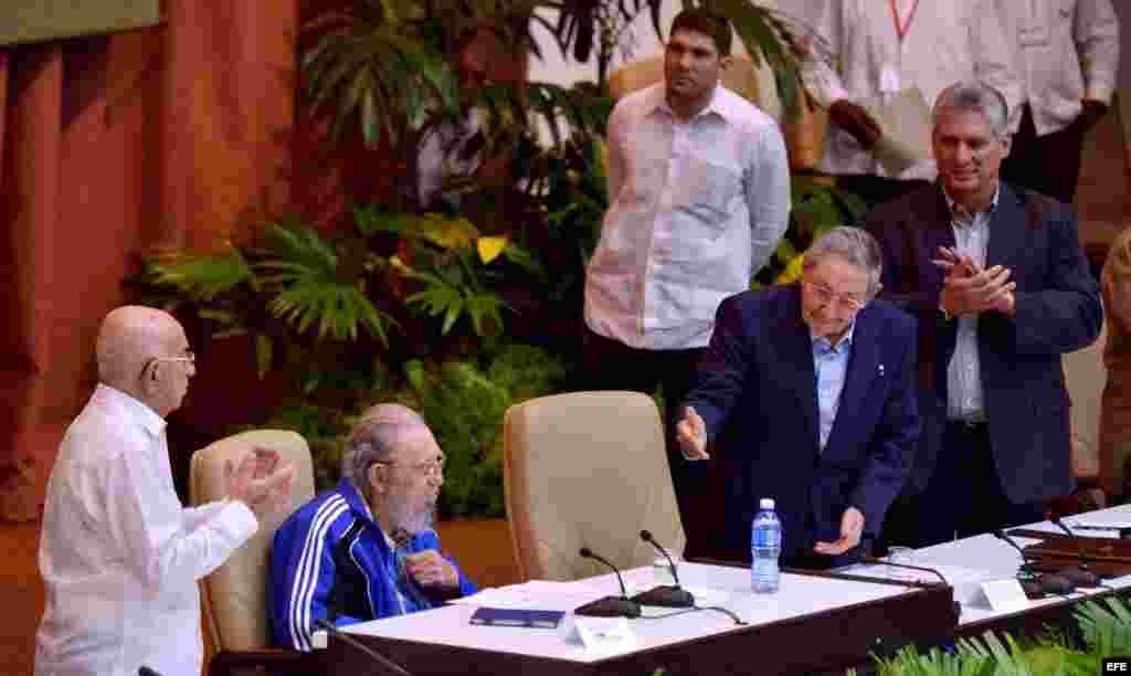 Fidel Castro aplaudido en la clausura del VII Congreso del Partido Comunista de Cuba (PCC, único).