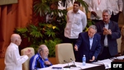 Fidel Castro aplaudido en la clausura del VII Congreso del Partido Comunista de Cuba (PCC), único partido en la isla.