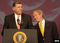George W. Bush (der), observa detrás del senador Republicano de la Florida, Mel Martínez (izq).