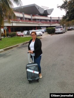 Joanna Columbié afuera del aeropuerto en La Habana tras recibir negativa de viaje a Perú