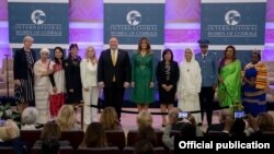 El secretario de Estado, Mike Pompeo, y la primera dama Melania Trump posan con las galardonadas en la Ceremonia del Premio Mujeres con Coraje.