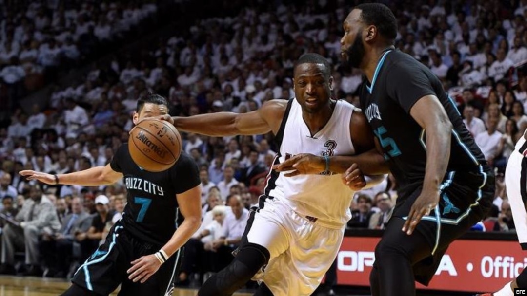 Dwyane Wade (C) de los Heat.