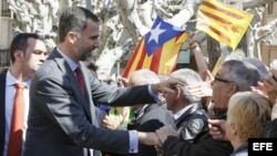Vecinos de una comarca enarbolan la “estelada” en una visita del Príncipe de Asturias, Felipe de Borbón, en abril pasado a Cataluña.