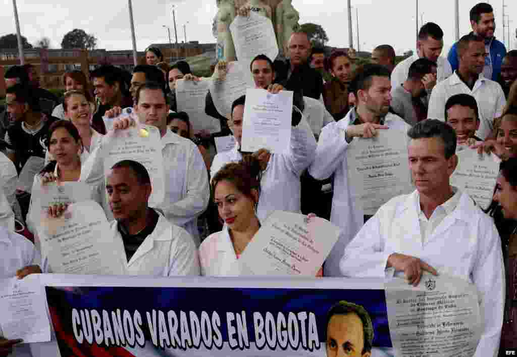 Decenas de médicos cubanos protestan el sábado 22 de agosto de 2015, en Bogotá, para denunciar &quot;el limbo legal&quot; en el que se encuentran a la espera de un visado para EEUU.