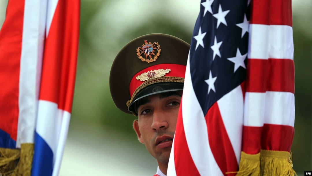 Soldados cubanos sostienen banderas de Cuba y Estados Unidos durante la visita de Obama a Cuba. (Foto: Archivo)