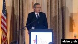 Jeb Bush habla en Miami.