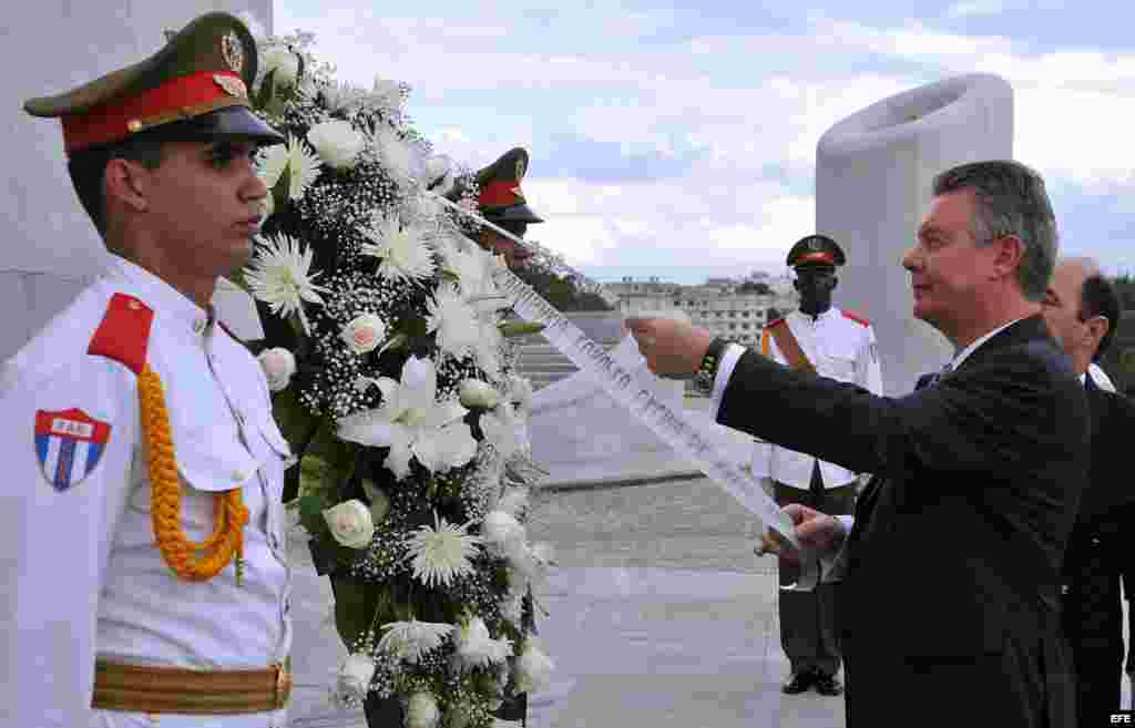 Archivo 2009 - El comisario europeo de Cooperación y Ayuda al Desarrollo, el belga Karel De Gucht (d), realiza una ofrenda floral ante la estatua del prócer cubano José Mart.