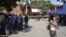 Familiares de reclusos aguardan a las puertas de la Morgue de Barquisimeto, Estado Lara (Venezuela)
