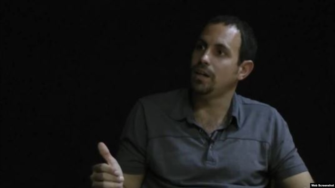 El profesor Óscar Casanella en un momento de la entrevista en Estado de Sats.
