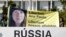 Simpatizantes del grupo ecologista Greenpeace sostienen pancarta con una imagen de la activista brasileña Ana Paula durante una protesta frente a la embajada de Rusia en Brasilia (Brasil).