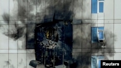 Un edificio dañado por un ataque con drones iraníes en Baréin, el 1 de marzo de 2026.