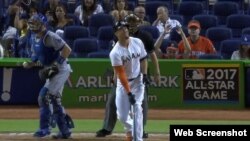 Stanton hizo una mueca por el olor que sintió en su mano izquierda.