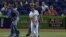 Stanton hizo una mueca por el olor que sintió en su mano izquierda.