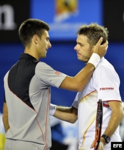 El serbio Novak Djokovic (i) felicita por su victoria al suizo Stanislas Wawrinka.